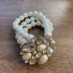 Elegant Pearl and Crystal Bracelet